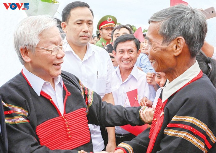 El secretario general del Partido Comunista de Vietnam y presidente del país, Nguyen Phu Trong, (i.) en una visita a minorías étnicas de Dak Lak en ocasión del Día de la Unidad Nacional. (Foto: VOV)