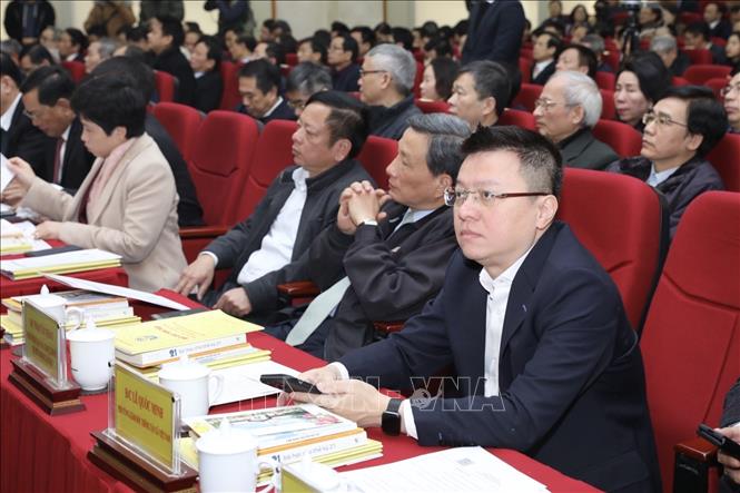 El vicedirector general de la Agencia Vietnamita de Noticias (VNA) Le Quoc Minh (primero a la derecha) asiste a la conferencia (Foto: VNA)