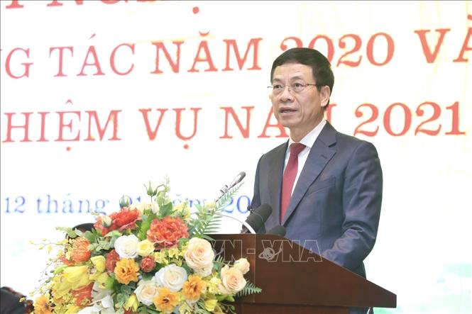 El ministro de Información y Comunicación, Nguyen Manh Hung, pronuncia su discurso en la conferencia (Foto: VNA)