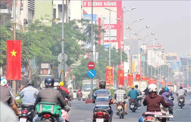 Banderas colgadas en la calle de Le Dai Hanh, Ciudad Ho Chi Minh, en vísperas del XIII Congreso Nacional del Partido Comunista de Vietnam (Foto: VNA)
