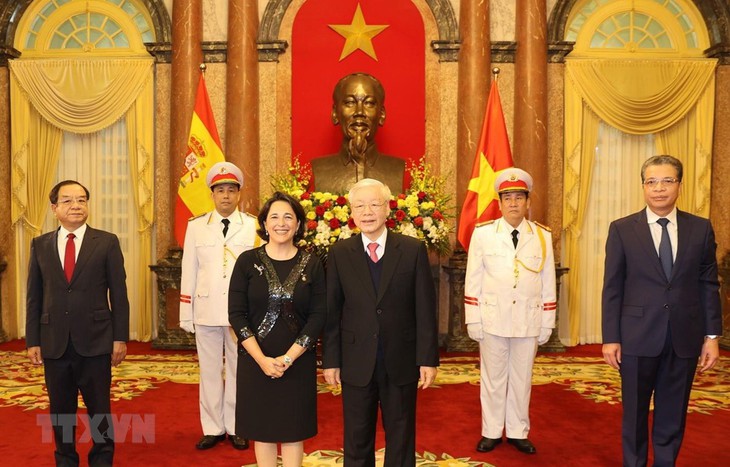 El secretario general del Partido Comunista y presidente de Vietnam, Nguyen Phu Trong, y la embajadora de España en Hanói, María Del Pilar Méndez Jiménez. (Foto: VNA)