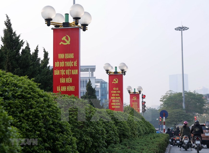 Consignas de saludo al XIII Congreso Nacional del Partido Comunista de Vietnam. (Foto: VNA)