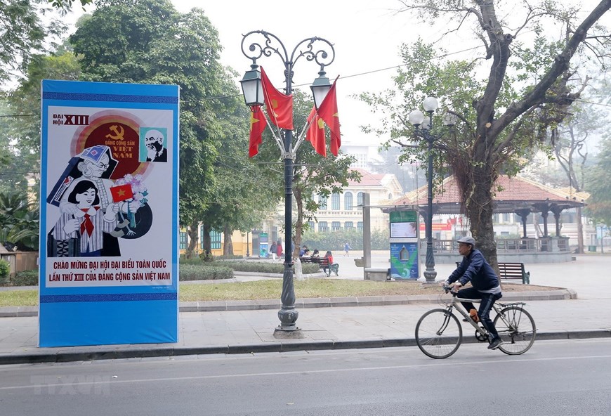 Banderas nacionales y paneles en salud al XIII Congreso Nacional del Partido Comunista de Vietnam en la calle Le Thach. (Foto: VNA)