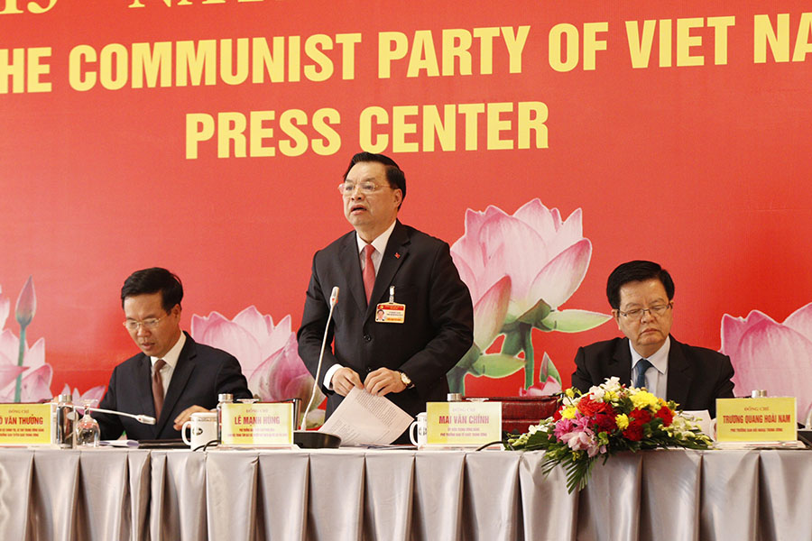 Le Manh Hung, vicejefe de la Comisión de Propaganda y Educación del Comité Central del Partido Comunista de Vietnam y jefe del Centro de Prensa al servicio del XIII Congreso Nacional del Partido, pronuncia su discurso en la conferencia.