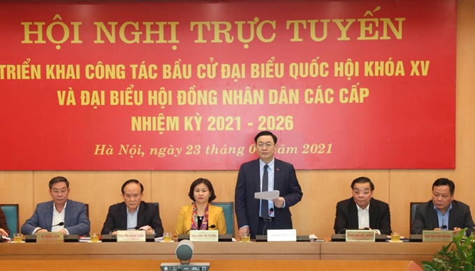 El secretario del Comité del Partido de Hanói, Vuong Dinh Hue, preside la reunión.