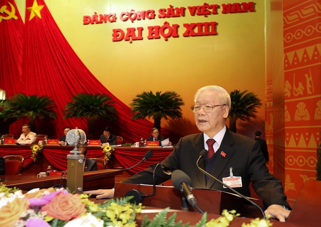 El secretario general del Comité Central del Partido y presidente de la República Socialista de Vietnam, Nguyen Phu Trong, lee el Informe Político del XII Comité Central del Partido y los documentos presentados al XIII Congreso. (Foto: VNA)
