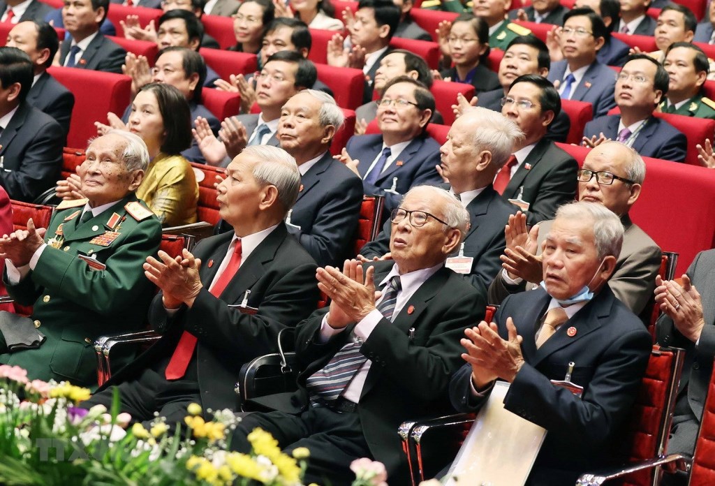 Los veteranos revolucionarios invitados a la sesión inaugural del XIII Congreso. (Foto: VNA)