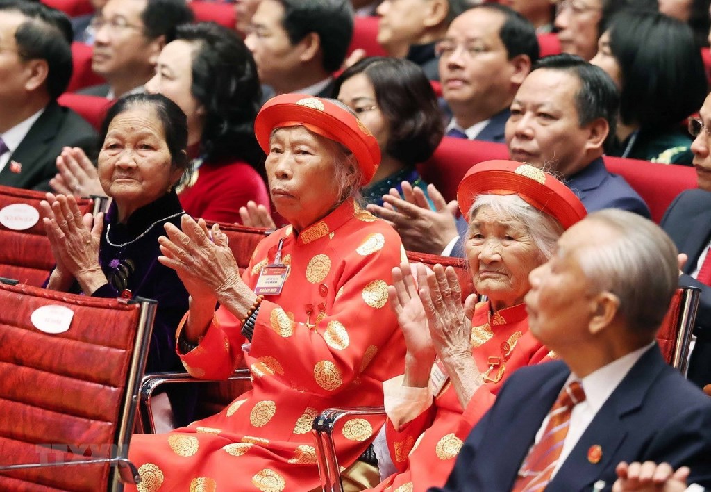 Las “Madres Heroínas Vietnamitas” participantes en la sesión inaugural del XIII Congreso. (Foto: VNA)