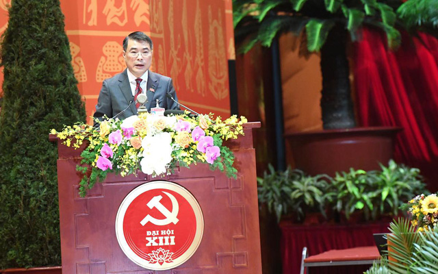 Le Minh Hung, jefe de la Oficina del Comité Central del PCV, presenta el Borrador de la agenda de trabajo del congreso.
