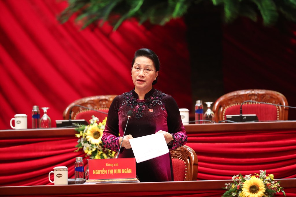 La presidenta del Parlamento, Nguyen Thi Kim Ngan, conduce la reunión.