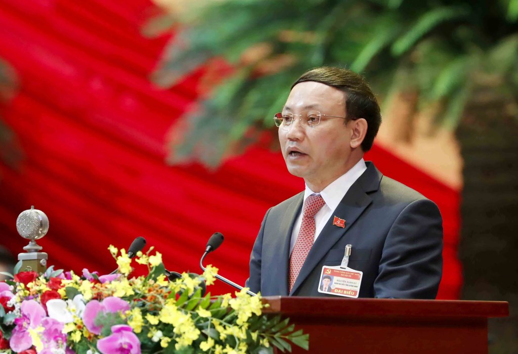 El secretario del Comité del Partido de la provincia norteña de Quang Ninh, Nguyen Xuan Ky, presenta su ponencia.