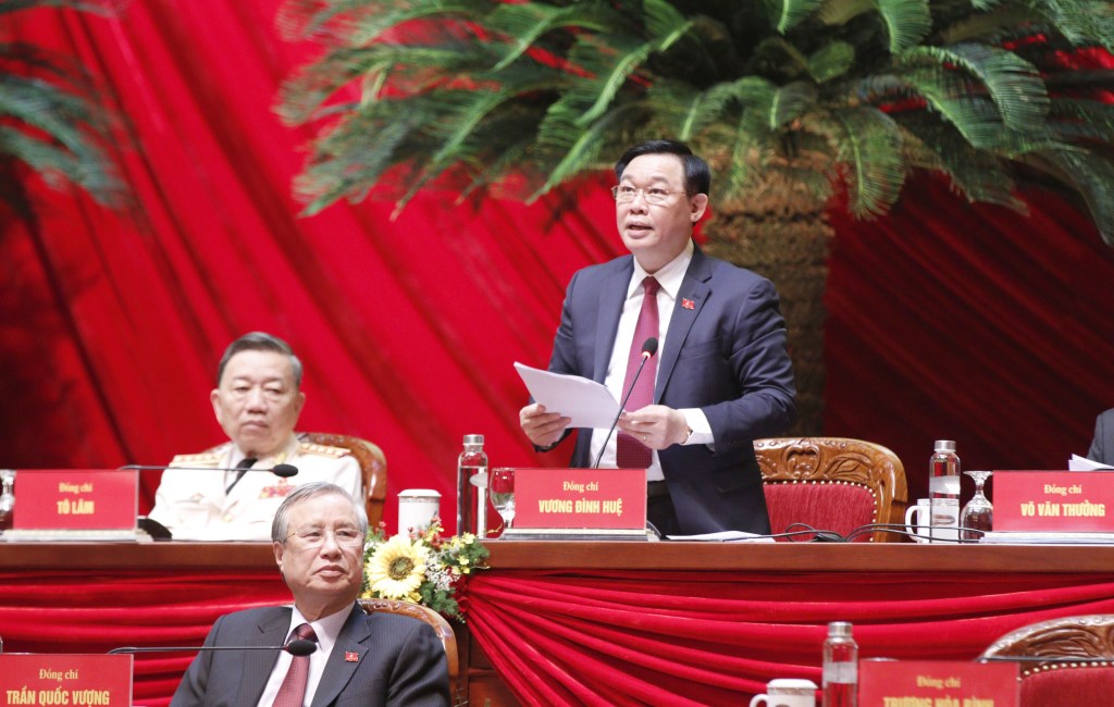 El secretario del Comité del Partido de Hanói, Vuong Dinh Hue presidió la cita.