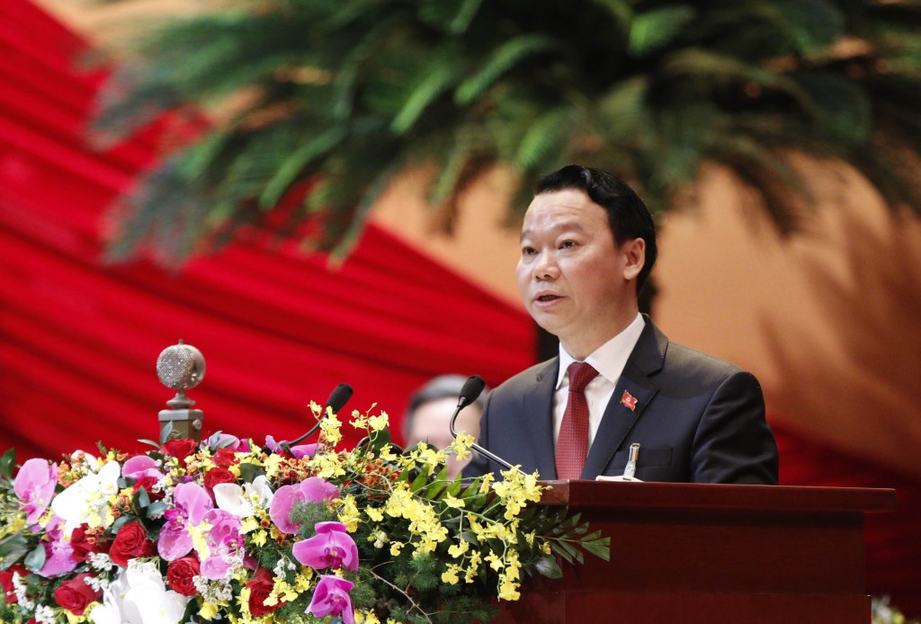 El secretario del Comité del Partido de la provincia norteña de Yen Bai presenta su ponencia.