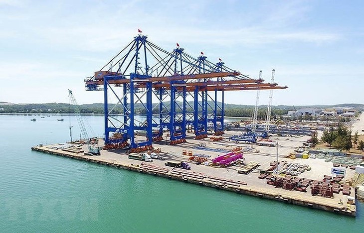 Un puerto marítimo de la Sociedad Anónima de Industria Pesada Doosan Vietnam, en la Zona Económica de Dung Quat, provincia de Quang Ngai (Foto: VNA)