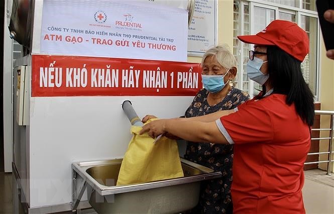 Un cajero automático de arroz en la ciudad de Long Xuyen, provincia de An Giang, sirve de ayuda a los que se encuentran en dificultades durante la pandemia. Foto: VNA.