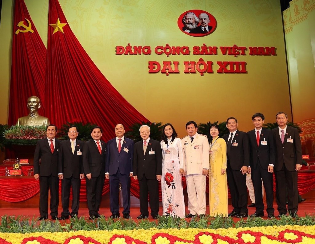 El secretario general del Partido y presidente de Vietnam, Nguyen Phu Trong y el primer ministro Nguyen Xuan Phuc junto con los delegados al XIII Congreso Nacional del PCV. (Foto: VNA)