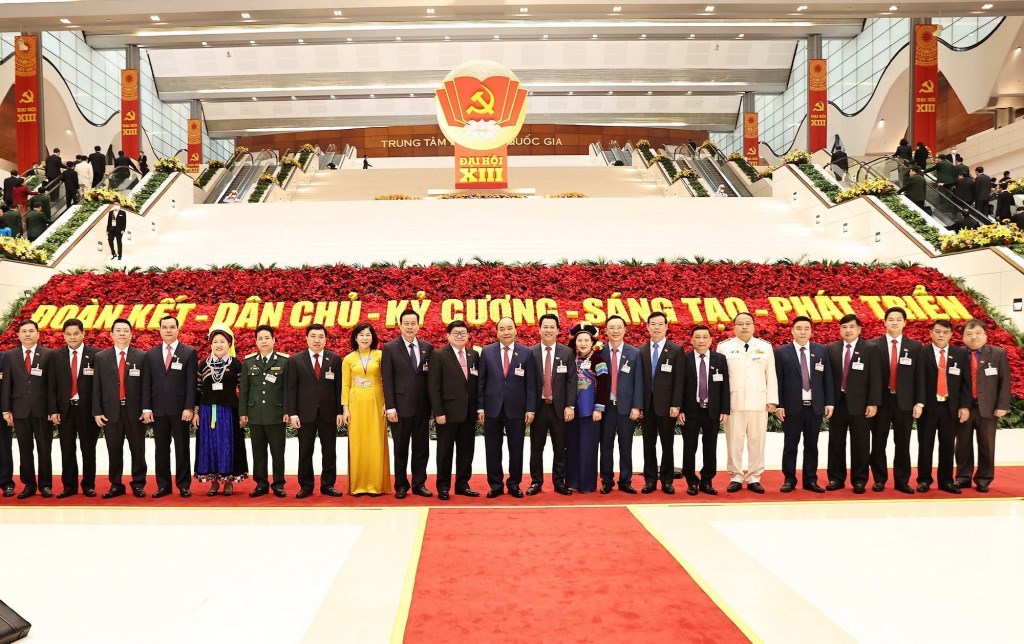 El miembro del Buró Político del PCV y primer ministro de Vietnam, Nguyen Xuan Phuc junto con otros delegados al XIII Congreso Nacional del PCV (Foto: VNA)