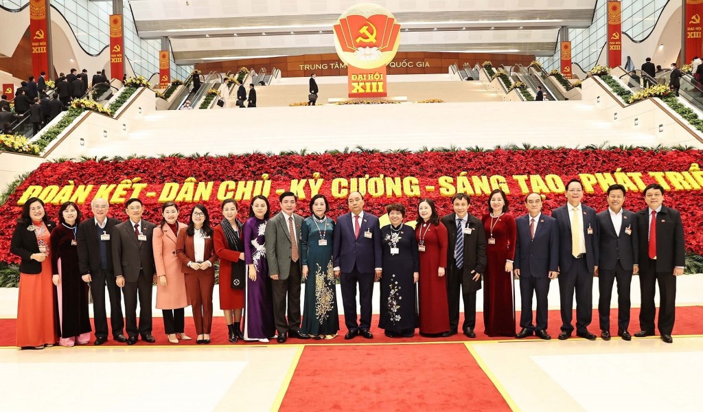 El miembro del Buró Político del PCV y primer ministro de Vietnam, Nguyen Xuan Phuc junto con otros delegados al XIII Congreso Nacional del PCV (Foto: VNA)