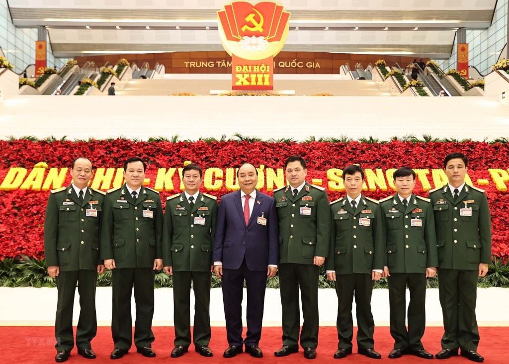 El miembro del Buró Político del PCV y primer ministro de Vietnam, Nguyen Xuan Phuc (cuarto a la izquierda) junto con delegados del Ministerio de Defensa. (Foto: VNA)