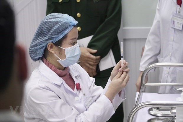 Una médico prepara la inyección de la vacuna Nano Covax (Foto: VNA)