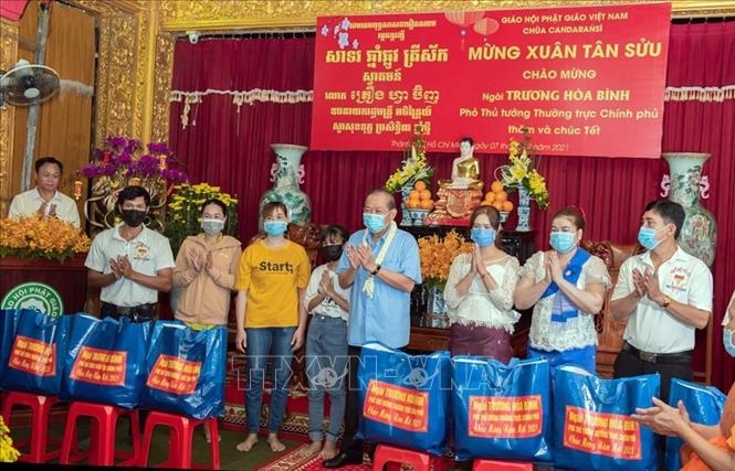 El viceprimer ministro vietnamita Truong Hoa Binh entrega obsequios del Tet a monjes khmeres en Ciudad Ho Chi Minh (Fuente: VNA)