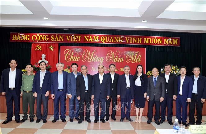 El primer ministro de Vietnam Nguyen Xuan Phuc (c) se reúne con exdirigentes del Partido y el Estado en la parte central. (Foto: VNA)