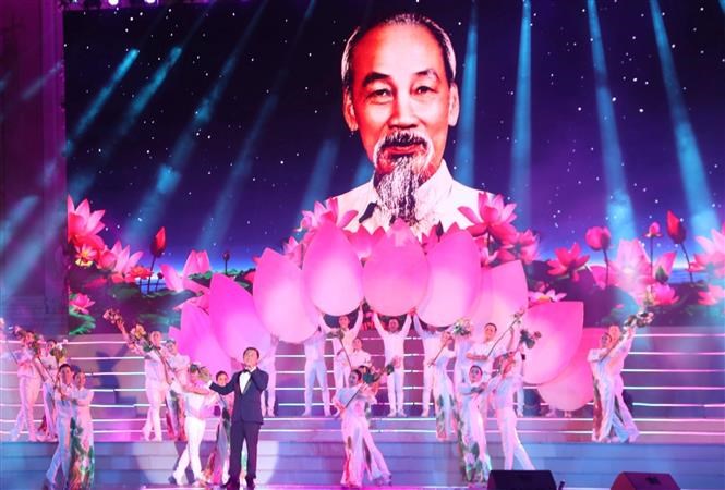 El programa registra la participación de diversos cantantes famosos. El “Artista del Pueblo” Ta Minh Tam interpreta la canción “Las enseñanzas del tío Ho son brillantes para siempre”. (Foto: VNA)