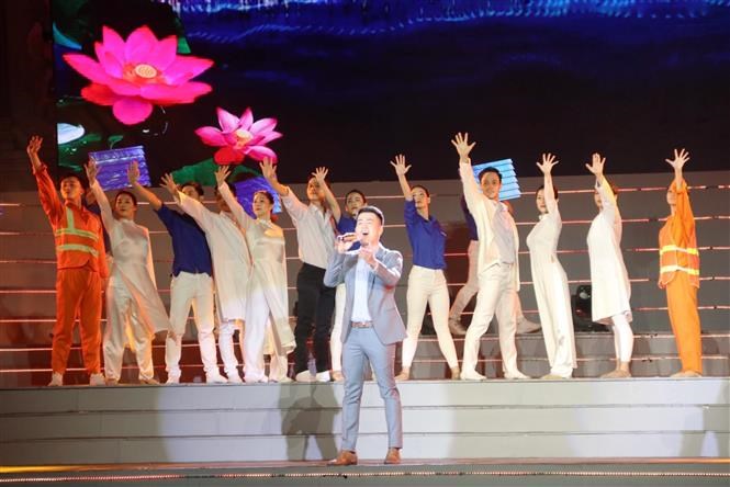 El tercer capítulo denominado: “La ciudad con miles dew expresiones de amor” afirma la confianza de la población en el liderazgo del Partido Comunista de Vietnam. (Foto: VNA)