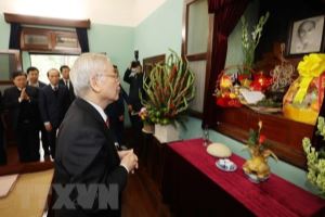 El presidente Trong visita la casa No 67 en homenaje al presidente Ho Chi Minh