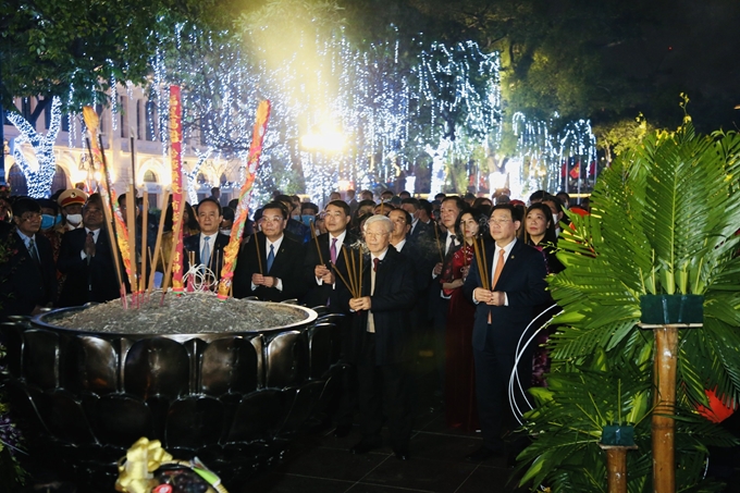 El líder del Partido y el Estado también ofreció incienso a los antepasados en el monumento del rey Ly Thai To. Foto: PCV.