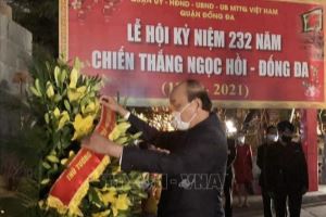 El primer ministro Nguyen Xuan Phuc ofrece incienso en el monumento Quang Trung-Nguyen Hue