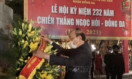 El primer ministro Nguyen Xuan Phuc ofrece incienso en el monumento Quang Trung-Nguyen Hue