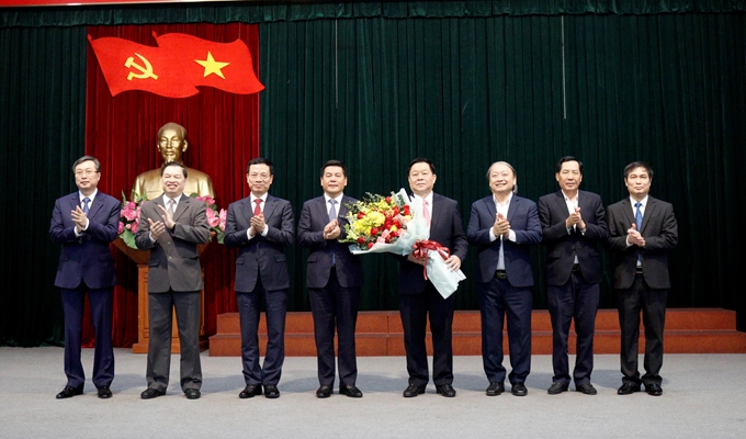 Los dirigentes de la Comisión de Propaganda y Educación del Comité Central del Partido entregan flores para felicitar al nuevo líder de este organismo.