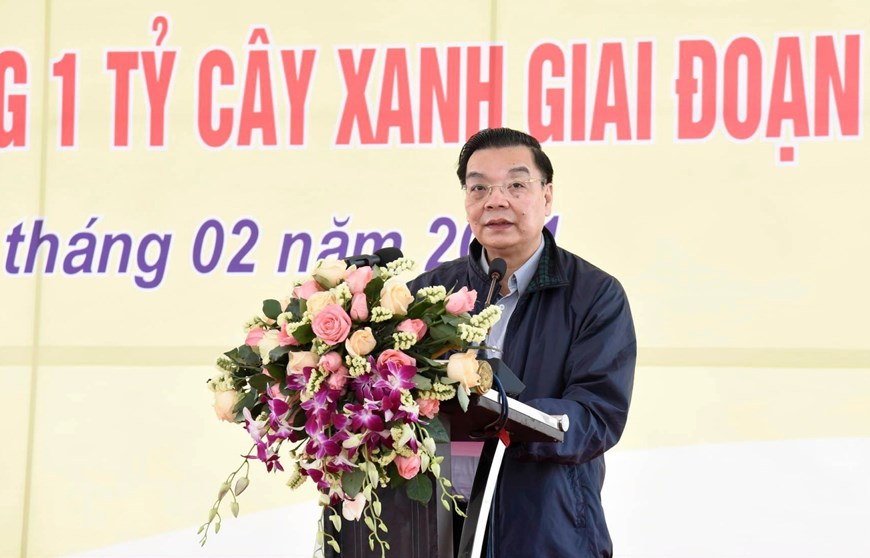 El presidente del Comité del Partido de la capital vietnamita, Chu Ngoc Anh, pronuncia su discurso en la ceremonia. (Foto: VNA)