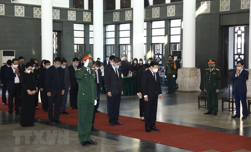 La delegación del gobierno rinde homenaje a Truong Vinh Trong.
