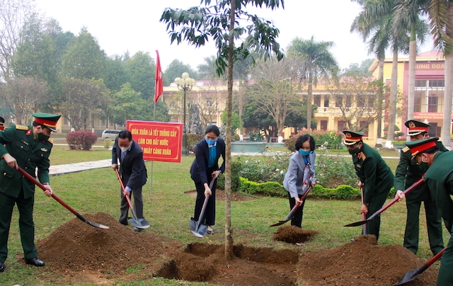 La jefa de la Comisión de Movilización de Masas del PCV, Truong Thi Mai (cuarta desde la d.) y delegados al acto siembran árboles.