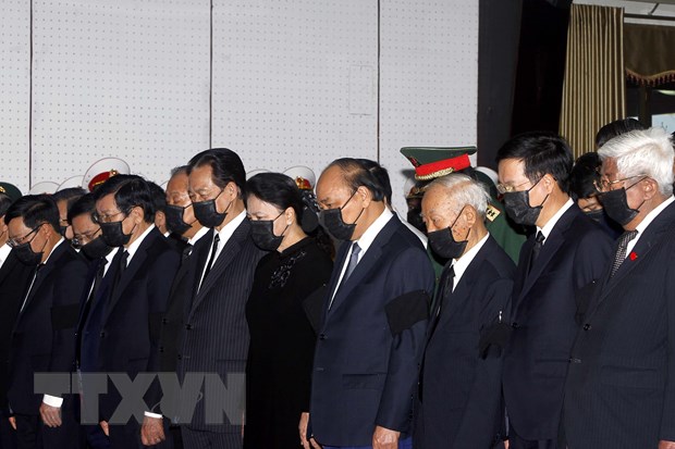El primer ministro Nguyen Xuan Phuc y la presidenta de la Asamblea Nacional Nguyen Thi Kim Ngan, junto con líderes y ex dirigentes del Partido y el Estado, rinden homenaje póstumo al ex viceprimer ministro Truong Vinh Trong. (Foto: VNA)