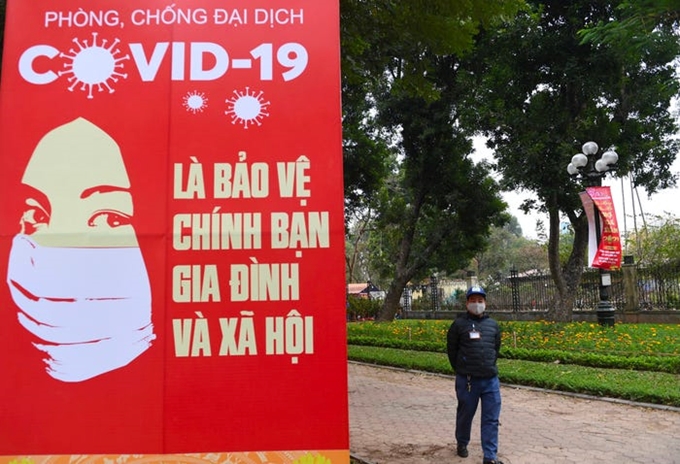 Un panel que llama al cumplimiento de las regulaciones contra la pandemia en Vietnam.