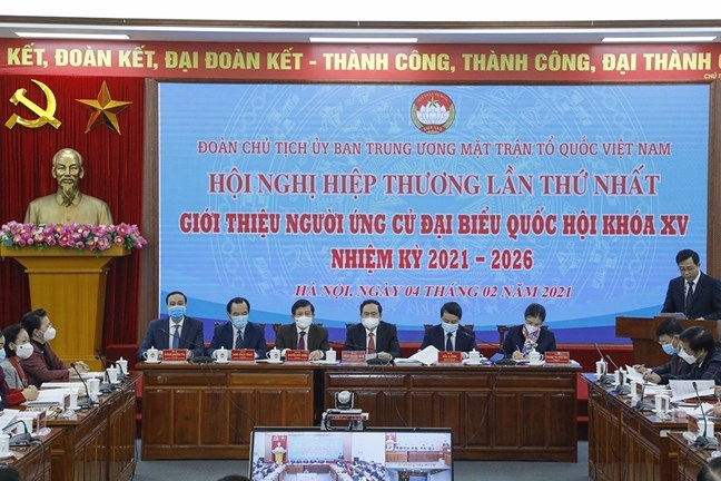 El Presidium del Comité Central del Frente de la Patria de Vietnam conduce la reunión.
