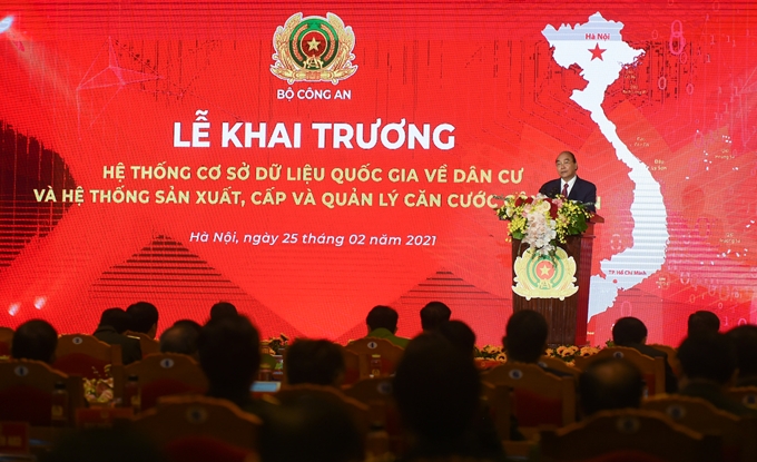 El primer ministro Nguyen Xuan Phuc interviene en el acto.