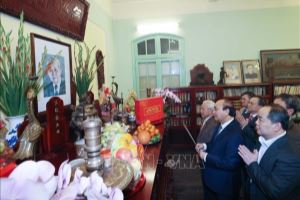 El primer ministro de Vietnam rinde homenaje a difuntos líderes nacionales