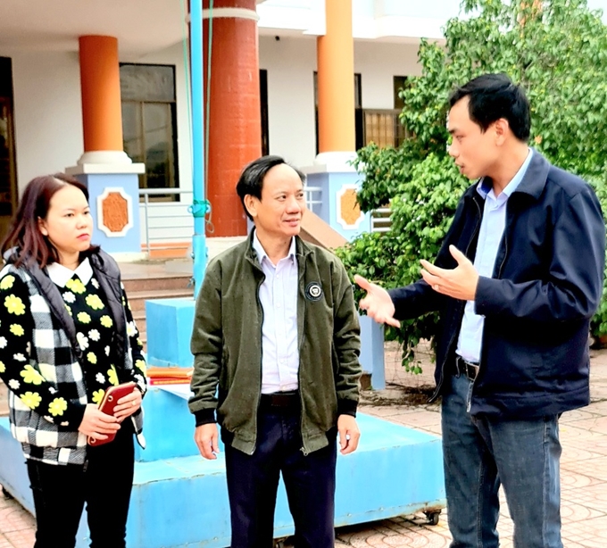 Nguyen Van Thoi (centro), subsecretario permanente del Comité Distrital del Partido de Dong Xuan, provincia de Phu Yen. Foto: PCV.