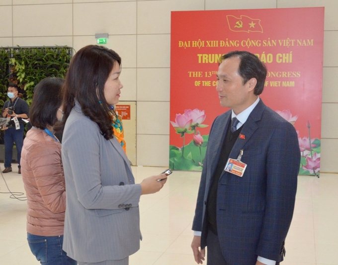 Hoang Trung Dung, secretario del comité del Partido y presidente del Consejo Popular de Ha Tinh, en la entrevista concecida al periódico del Partido Comunista de Vietnam.
