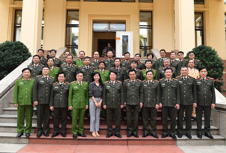 El viceministro de Seguridad Pública Bui Van Nam junto con los delegados de la reunión. Foto: Ministerio de Seguridad Pública.