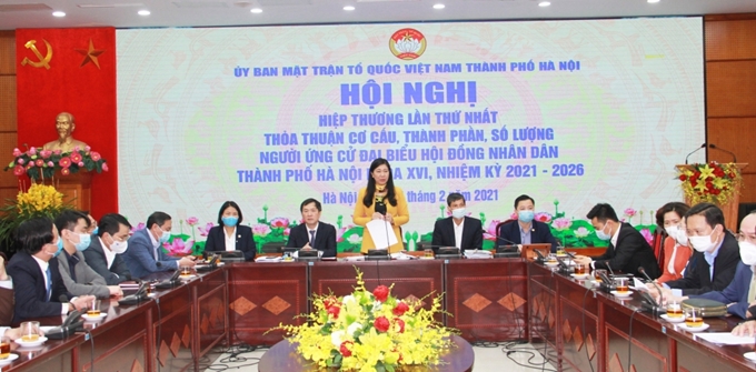 La presidenta del Frente de la Patria de Hanói, Nguyen Lan Huong, interviene en la reunión.