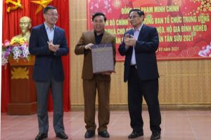 El jefe de la Comisión de Organización entrega obsequios con ocasión de la fiesta del Tet a hogares desfavorecidos en Hoa Binh
