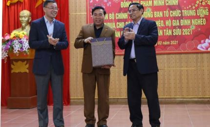 El jefe de la Comisión de Organización entrega obsequios con ocasión de la fiesta del Tet a hogares desfavorecidos en Hoa Binh