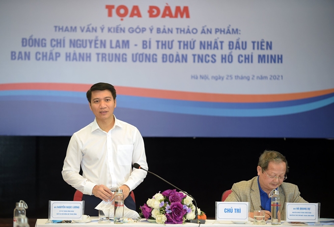 Nguyen Ngoc Luong, vicejefe del Comité Directivo y jefe del Comité Organizativo de las actividades por el 90 aniversario de la fundación de la Unión de Jóvenes Comunistas Ho Chi Minh, se desempeña como titular del Comité de Redacción de la obra.