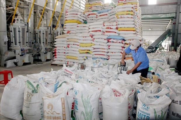 El procesamiento del arroz exportable en la compañía Tan Tuc especializada en procesar alimentos de alta calidad, dependiente de la empresa de responsabilidad limitada unipersonal de Ciudad Ho Chi Minh, adscrita a la Corporación de Alimentos del Sur. (Foto: VNA)