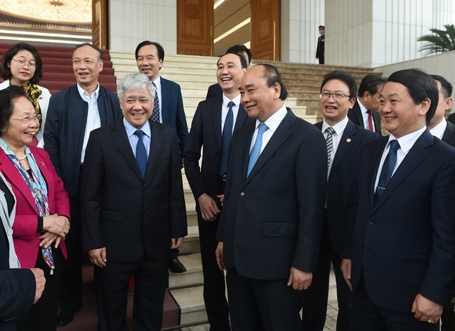 El primer ministro Nguyen Xuan Phuc se reúne con delegados a la reunión.